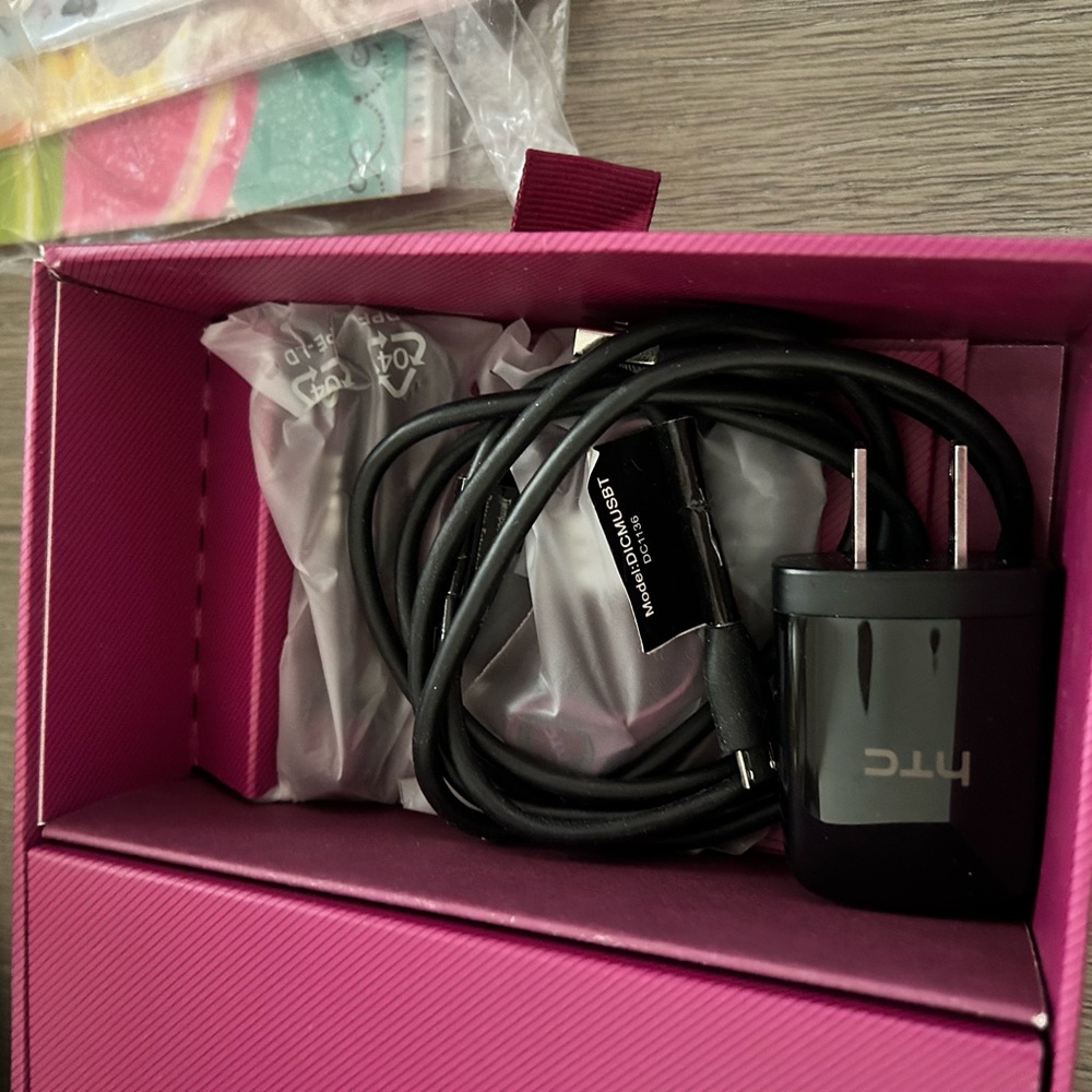 HTC Rhyme Smartphone NIB - Picture 4 of 4